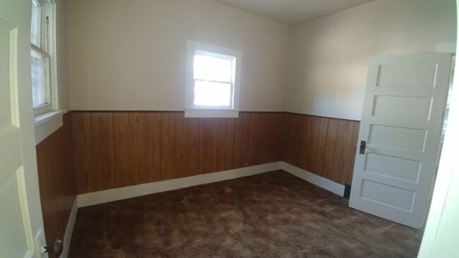 Building Photo - One Bedroom House off of Grand Ave!