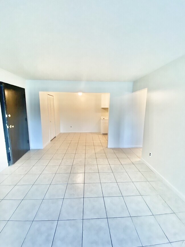 Building Photo - Clinton Condo 36A