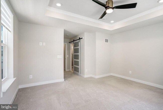 Building Photo - 45181 Drowes Ter