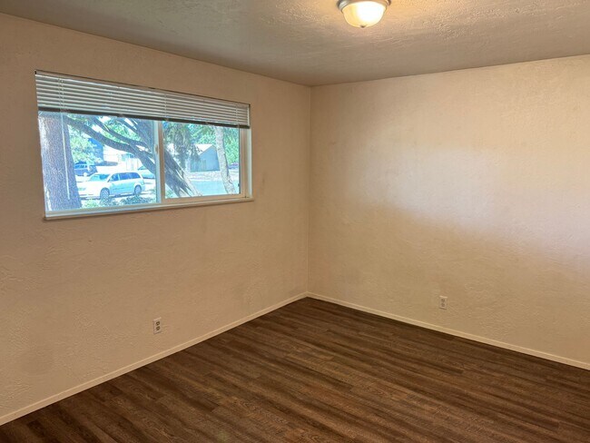 Building Photo - Updated 2-bedroom 1.5 bath duplex in Springfield!