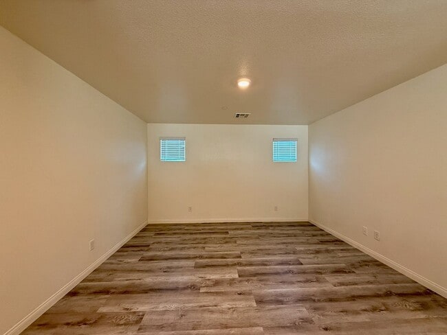 Building Photo - NEWLY UPGRADED 3 BED 2.5 BATH 2 CAR GARAGE...
