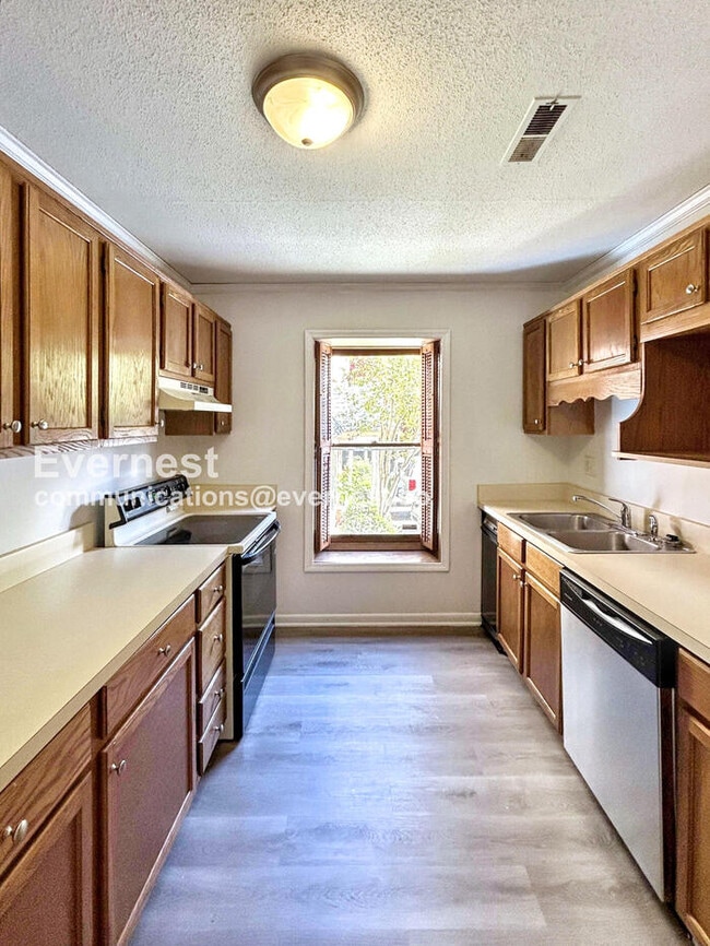 Building Photo - 2 Bed, 2.5 Bath Townhome with Assigned Par...