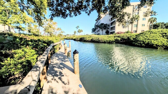 Building Photo - 2 BED 1 BATH CONDO ON SIESTA KEY **ALL UTILITIES/WIFI INCLUDED**