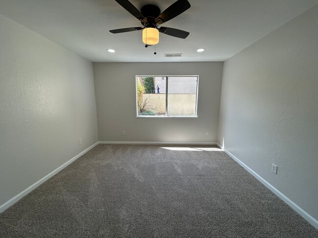 Building Photo - 536 Navarre Pl