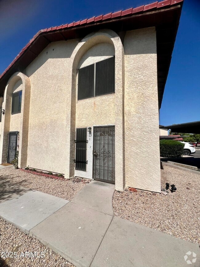 Building Photo - 2424 E Tracy Ln