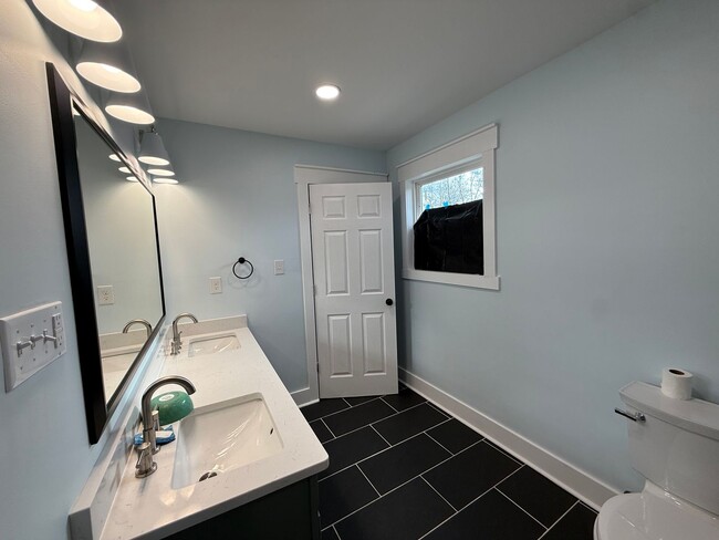 Building Photo - 4 Bedroom 2.5 Bathroom Home Available