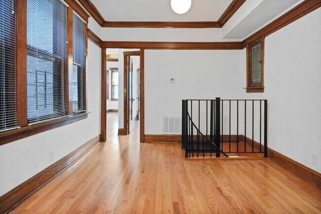 Building Photo - 1402 W Warner Ave