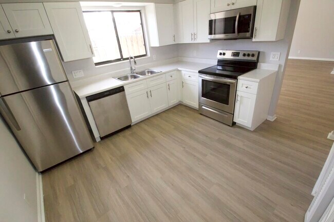 Building Photo - 9220 Roan Ln