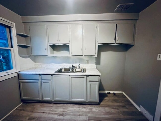 Building Photo - 4 Bedroom 1 Bath Welcome Section 8