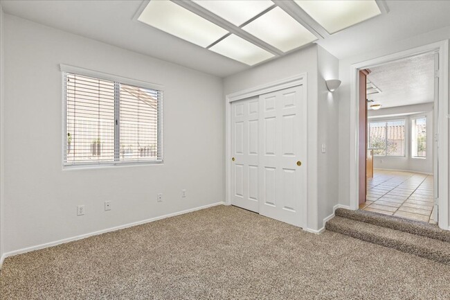 Building Photo - Large 2 Bedroom, 2 bath, unique Sun Room i...