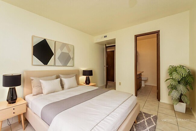 Building Photo - 2 Bedroom 2 Bathroom Sits Right on the Sho...