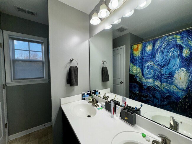 Building Photo - 211 Hidden Oaks Dr