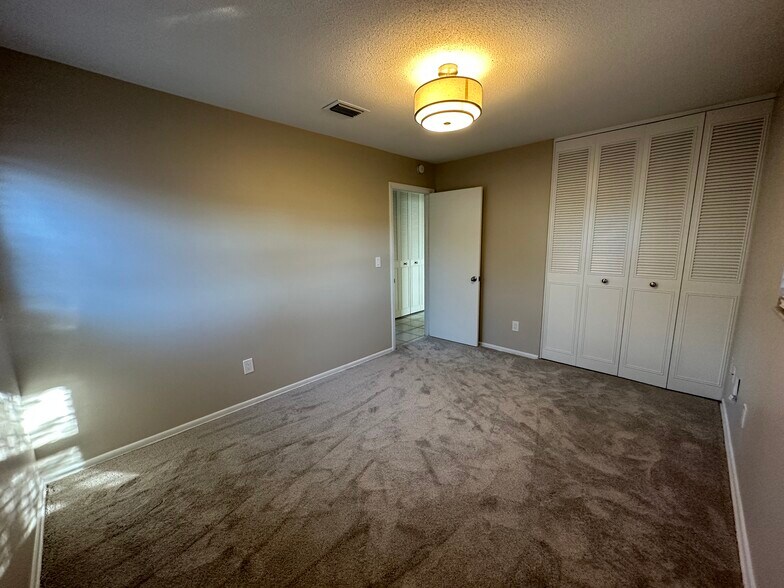 Building Photo - 6524 Voltaire Dr