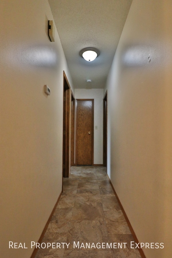 Building Photo - 3 Bedroom 2 Bathroom Home with a Fireplace...