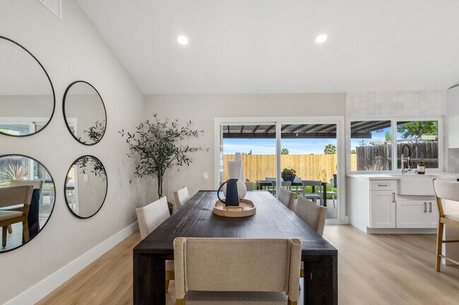 Building Photo - Beautifully Renovated 3 Bed/2 Bath Home in...