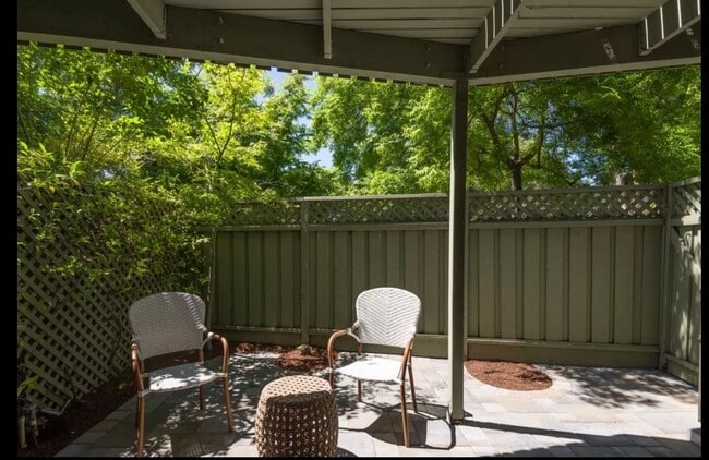 Building Photo - Beautiful 2 bed 1 bath end unit condo/town...