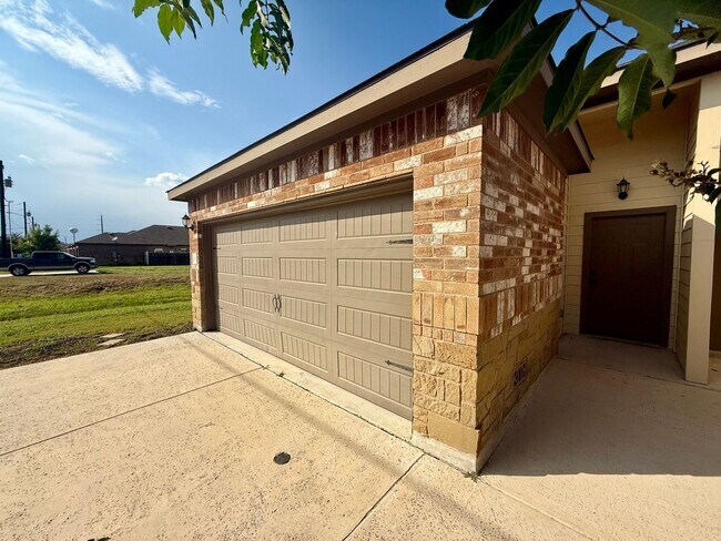 Building Photo - Beautiful 3 bedroom, 2 bathroom home in Ne...
