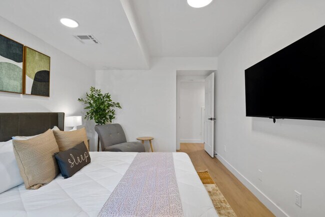 Building Photo - 4641 N 8th Pl