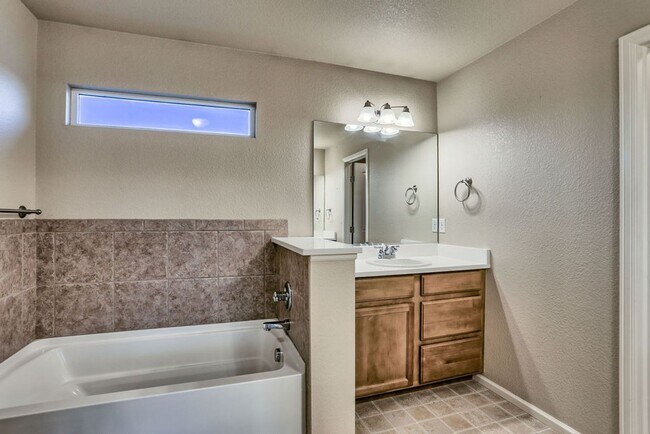 Building Photo - 4 Bedroom Home in East Windsor