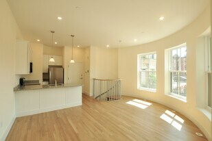 Building Photo - 873 Beacon St