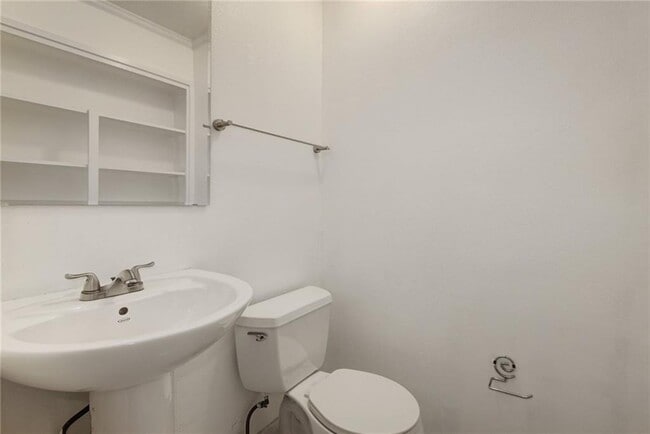 Building Photo - 900 Aurora Cir