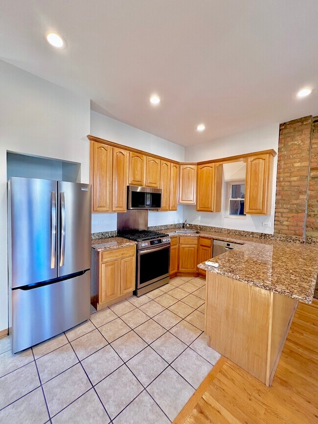 Building Photo - 1639 W 21st Pl
