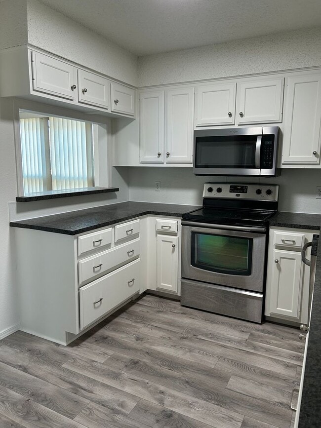 Building Photo - Beautiful Duplex in Esmond Estates