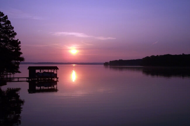 Building Photo - One Level Lake Gaston Home - Hubquarter Cr...