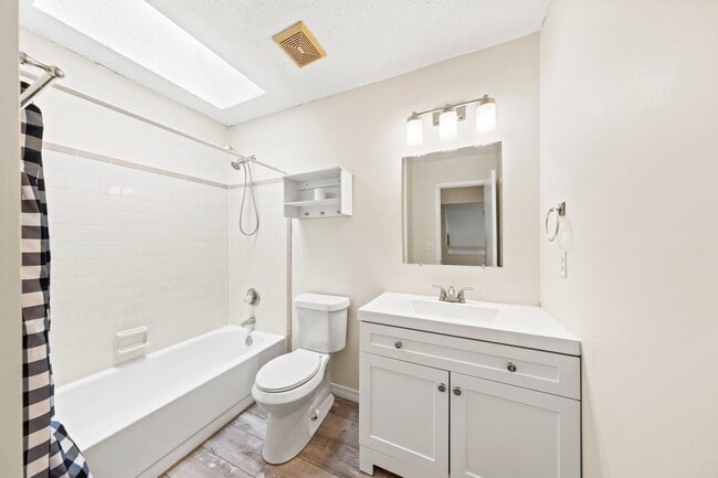 Building Photo - 236 Parkwood Cir