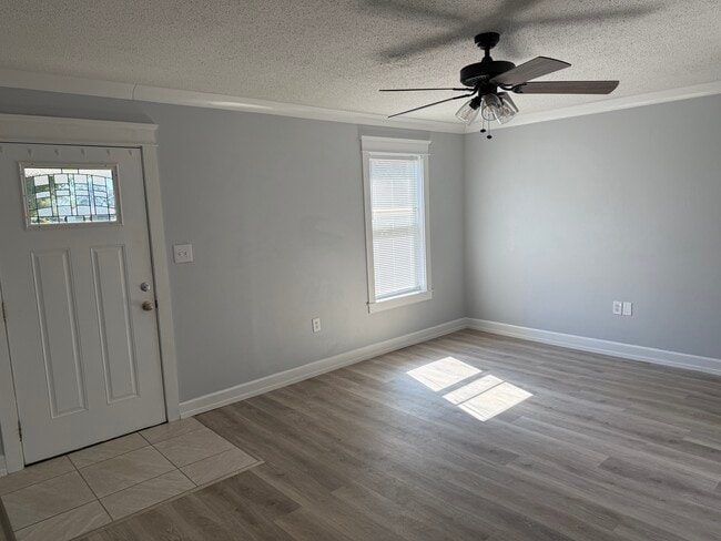 Building Photo - 107 E Hamm Ave