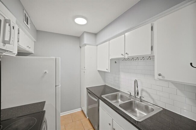 Building Photo - 8517 Hearth Dr