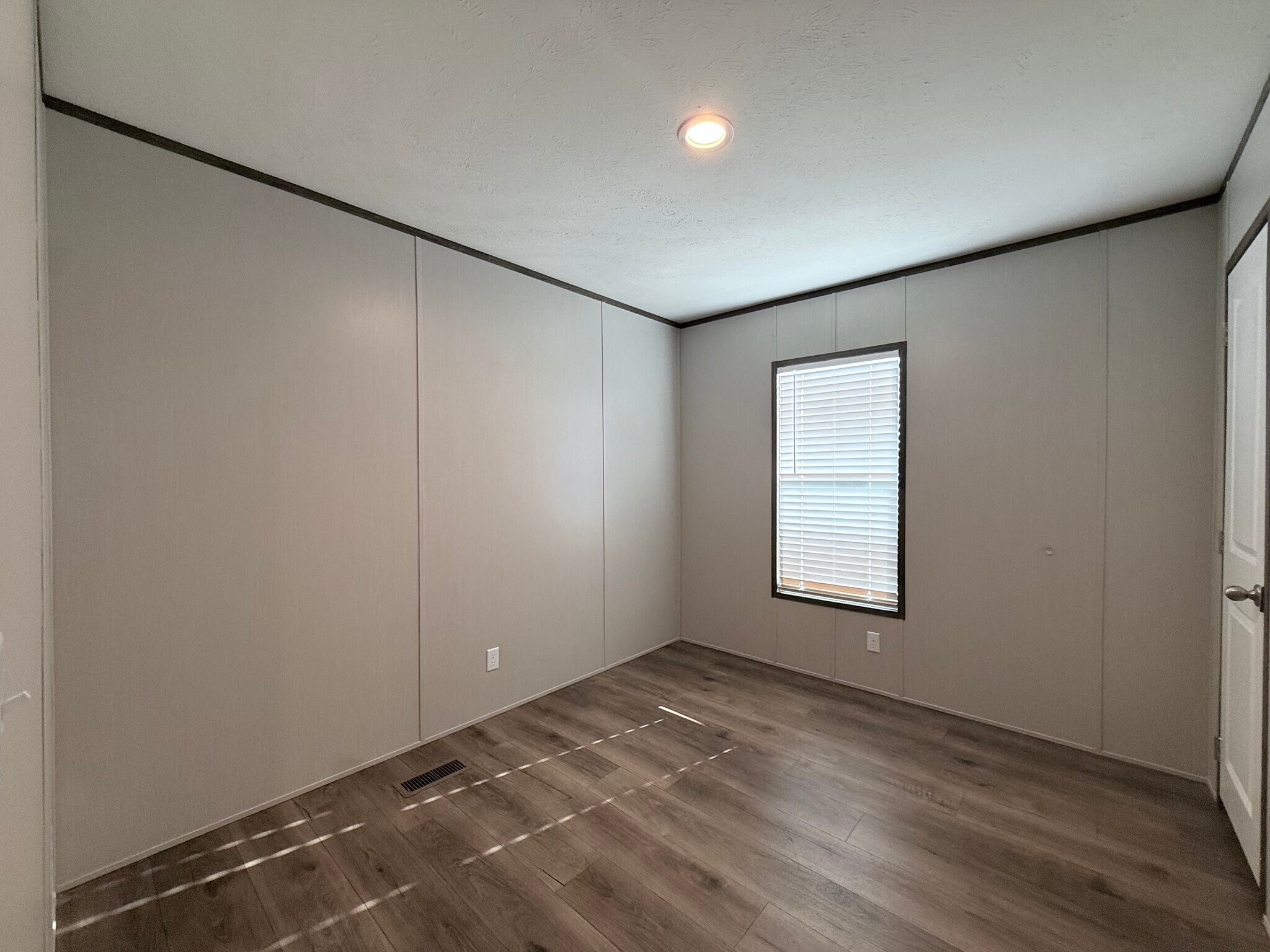 Building Photo - 127 Paramount Dr