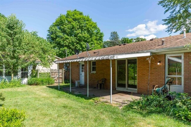 Building Photo - Inground swimming pool, 3 bedroom 1.5 bath home in South Bend IN