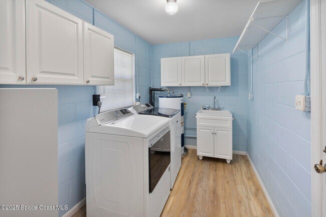 Building Photo - 219 Narvaez Dr