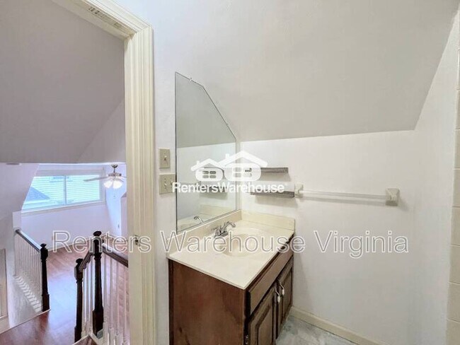 Building Photo - 352 Peace Haven Dr