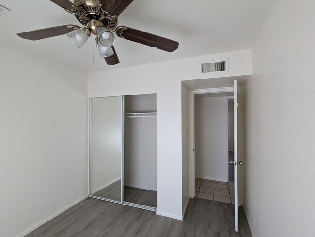 Building Photo - 563 N Santa Anna