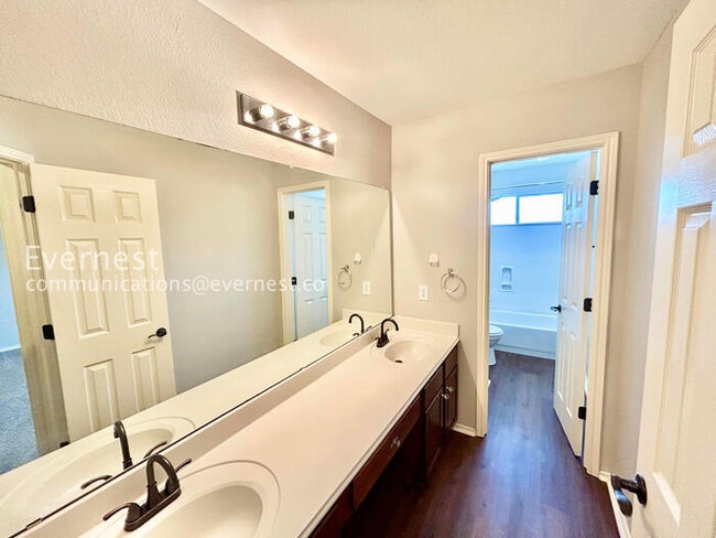 Building Photo - 5 Bed/3.5 Bath Home with Fenced Yard & Garage / Pet-Friendly / Vouchers Accepted