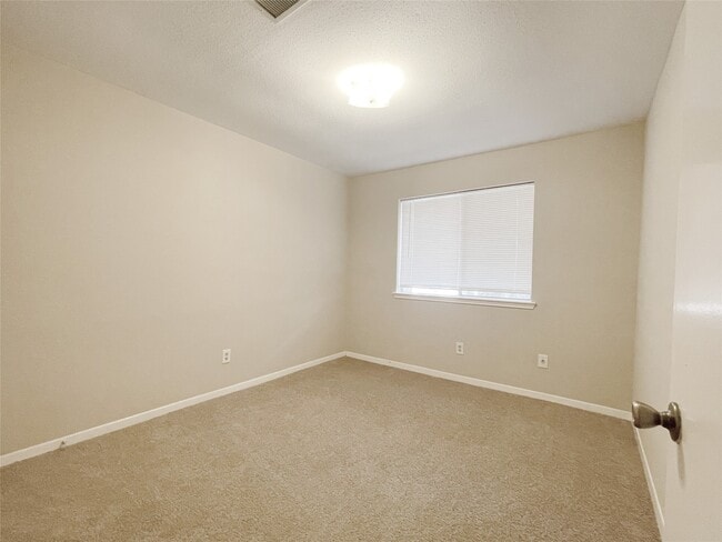 Building Photo - 13 N Deerfoot Cir