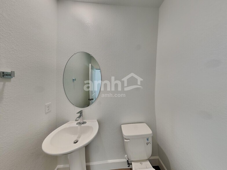 Building Photo - 4552 Camden Bridge St