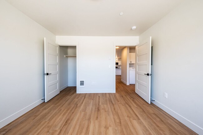 Building Photo - 2 bed 1 bath Modern Apartment - 1134 sqft (First month HALF off)