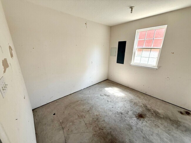 Building Photo - Available for the 2026-2027 lease term.