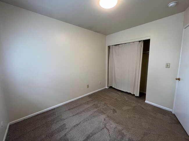 Building Photo - 300 E 16th Ave