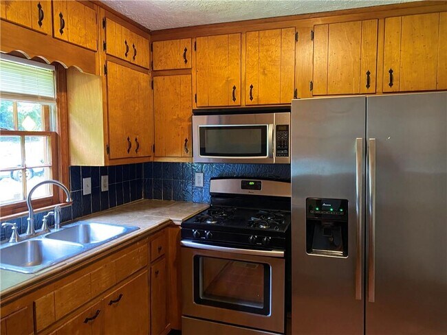 Building Photo - 207 Hood Rd NW