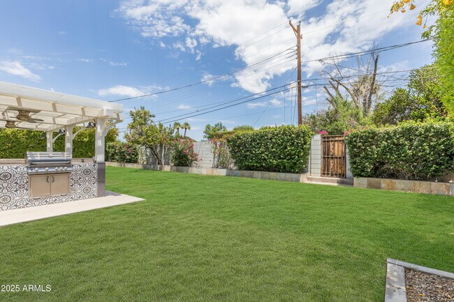 Building Photo - 4302 E Whitton Ave