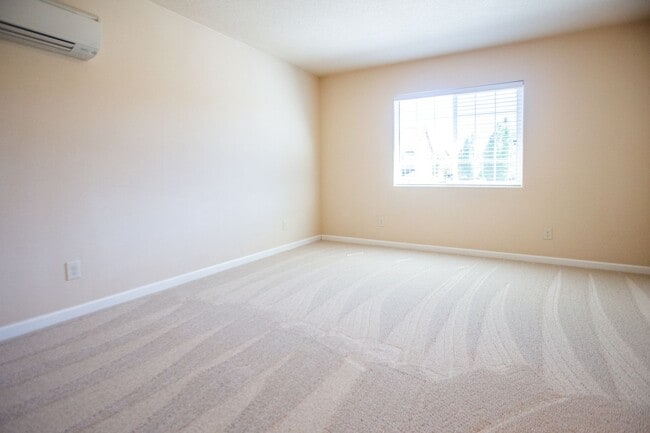 Building Photo - 4 Bedroom Oregon City with Large Bonus Roo...