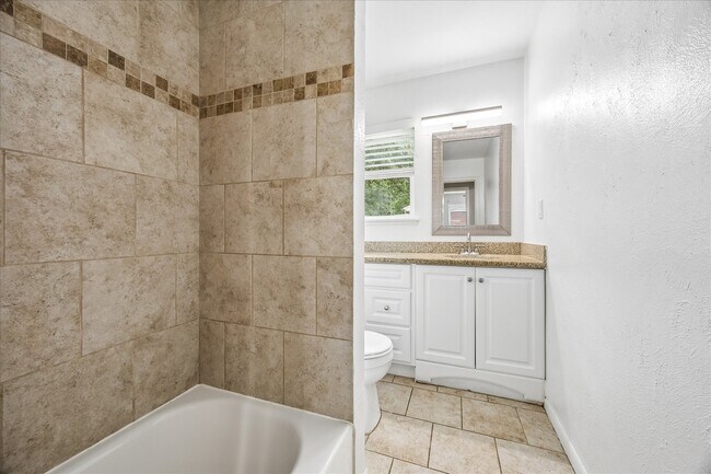 Building Photo - 5827 Southminster Dr