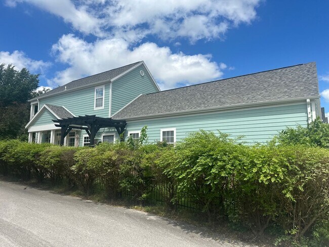 Building Photo - 3 Bed, 2.5 Bath Garden Home in Lakewood Subdivision – Available 8/1