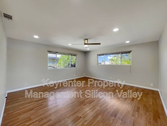 Building Photo - 878 Castlewood Dr