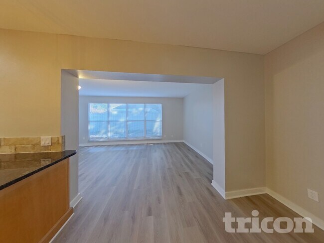 Building Photo - 2063 Los Lomas Dr