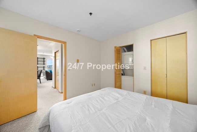 Building Photo - Hilltop 1BD I 1BA Condo + FREE month of re...